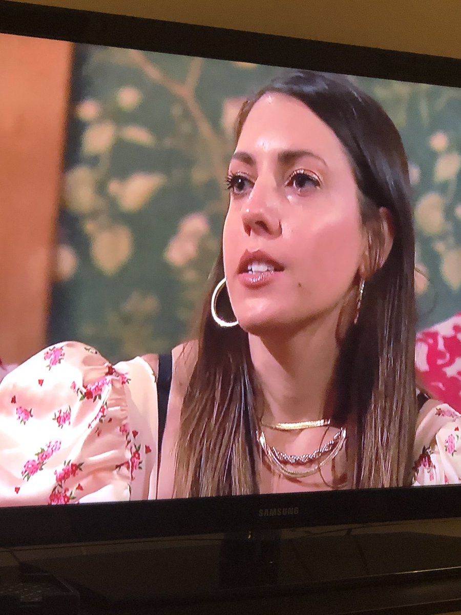 cetpiano's tweet photo. Victoria! WHY 👏IS 👏 YOUR 👏 BRA 👏 SHOWING 👏 AGAIN 👏 #TheBachelor https://t.co/DTz6Ei8RmC