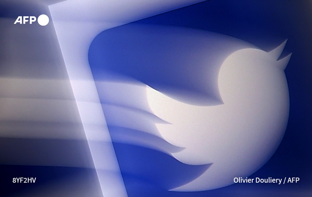 AFPespanol's tweet photo. #ÚLTIMAHORA Twitter anuncia que borró 70.000 cuentas ligadas al movimiento pro-Trump QAnon #AFP https://t.co/wGY4RBrrkB