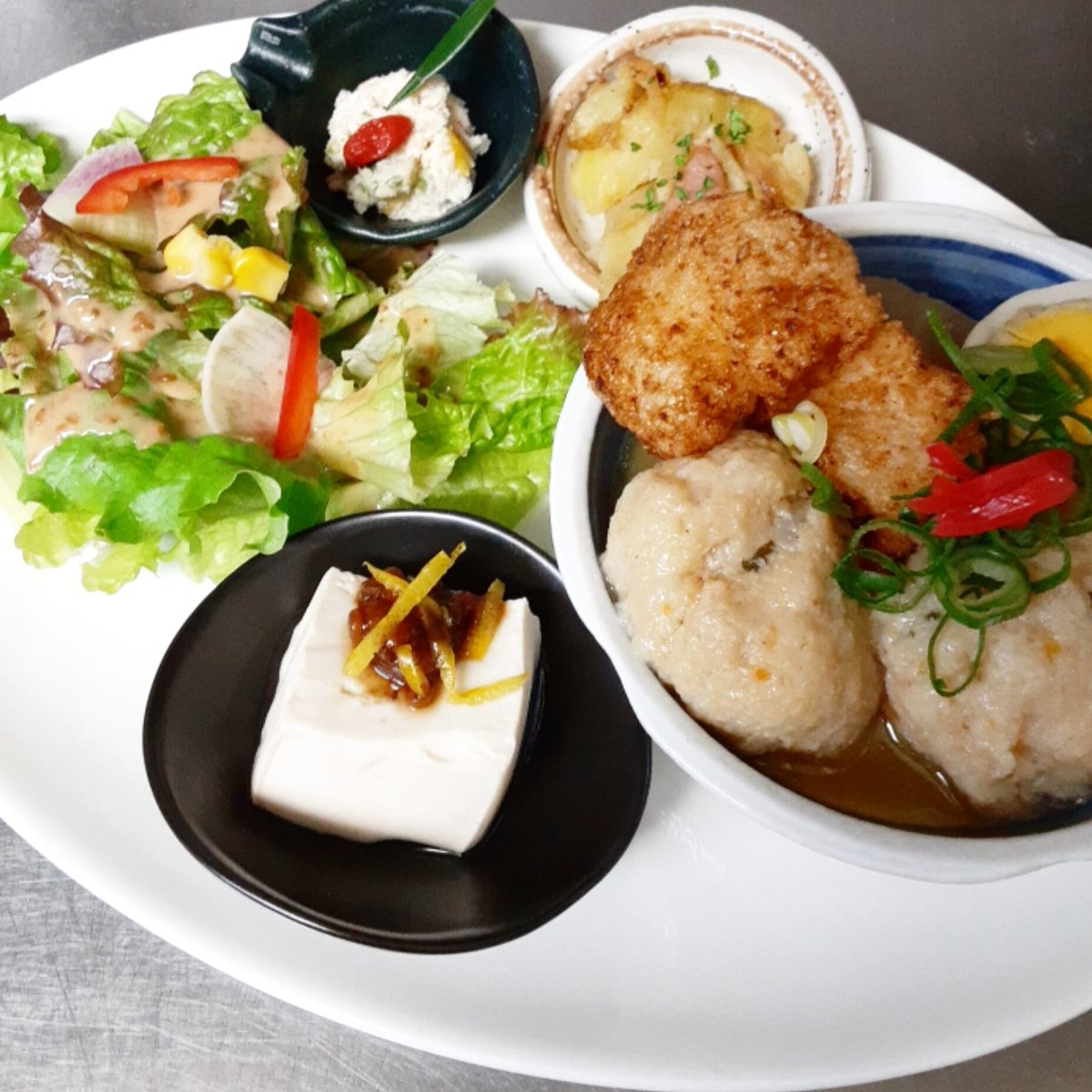 ブランチカフェ ルクプル 今日の日替わりランチのメインは大根もち入り鶏団子の煮物です 厚切りの大根と煮卵も一緒に盛り合わせてお出ししています ご予約 ご来店お待ちしております 高松市国分寺町 高松ランチ テイクアウト Gotoeat