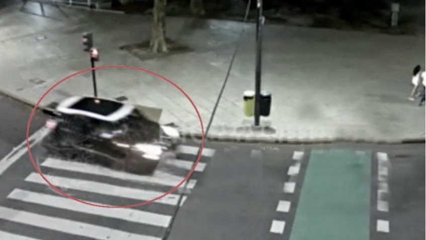TodoNegativo's tweet photo. Según la fiscal, el último video incorporado a la causa es concluyente: el auto de Píparo iba "a toda velocidad", "embistió de lleno" a la moto y "no se advierte ninguna maniobra de esquive". ¿Se dará por enterado el macrismo o va a seguir sacando comunicados para defenderla? https://t.co/RZfswKADYm
