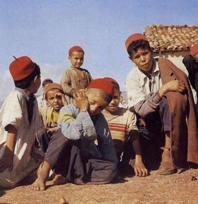Avant le soupé les enfants masquée marchent dans les rue entonnants des chants pour l’occasion, ils appellent Amɣar wakruc, personnage très important dont nous reparlerons, un esprit qui chasse les démons, un homme porteur de masque dansera dans ce but.