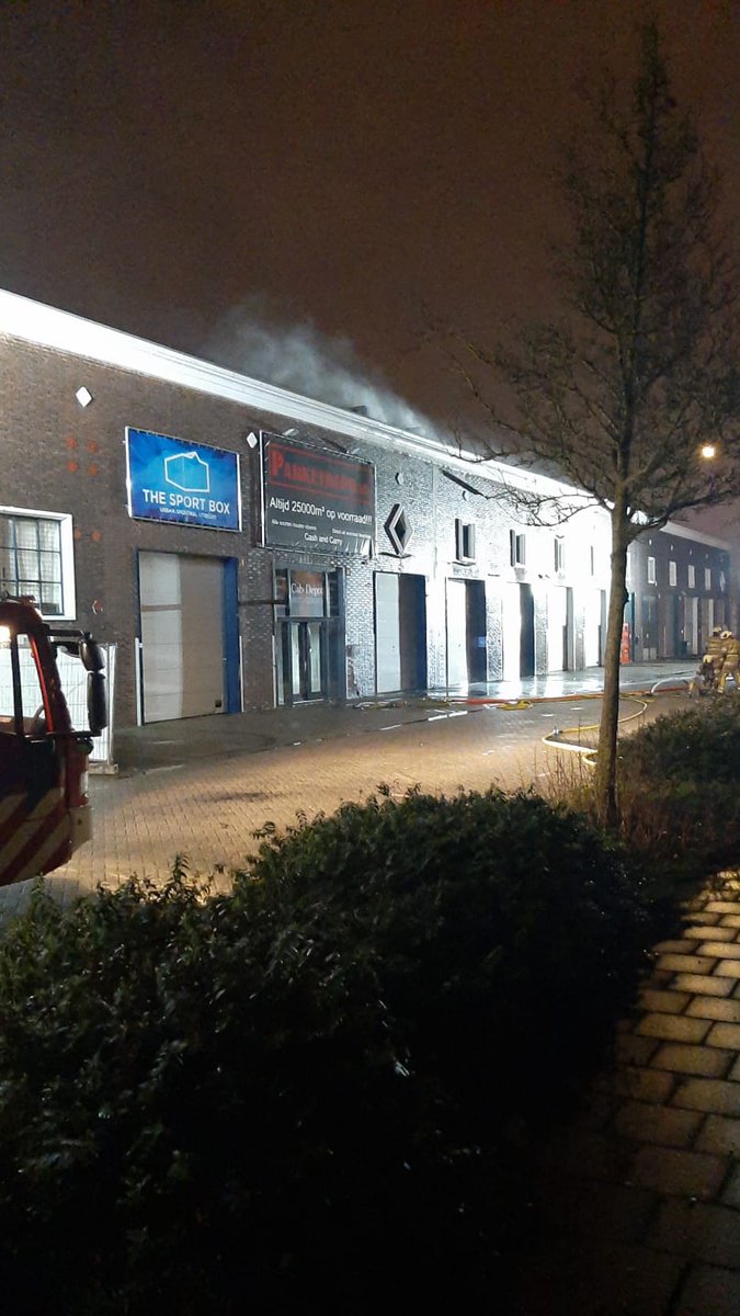 Zoals jullie misschien gehoord hebben is er brand uitgebroken in het CAB-gebouw. Het lijkt erop dat dB’s gespaard blijft, maar op dit moment weten wij niet meer dan de media naar buiten hebben gebracht. We laten jullie horen als we een officieel bericht hebben. Fingers crossed!