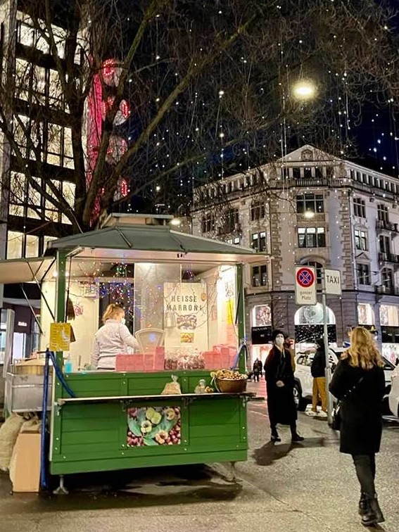 NewInZurich's tweet photo. #HeisseMarroni are such a great part of the #Zurich winter #food scene - https://t.co/K666bMmZDE 
#hotchestnuts #marroni #food #Switzerland https://t.co/laQACqCEz4