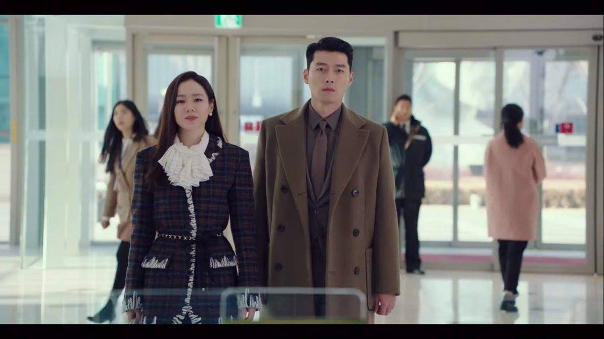 THE ROMANCE First of all, THIS JUST LOOKS EXPENSIVE!  There is such a balance between  #HyunBin and  #SonYeJin, LIKE, IT'S THE SAME AMOUNT OF POWER. NOT OVERSHADOWING. Jung Hyuk and Se Ri were made for them. #CrashLandingOnYou