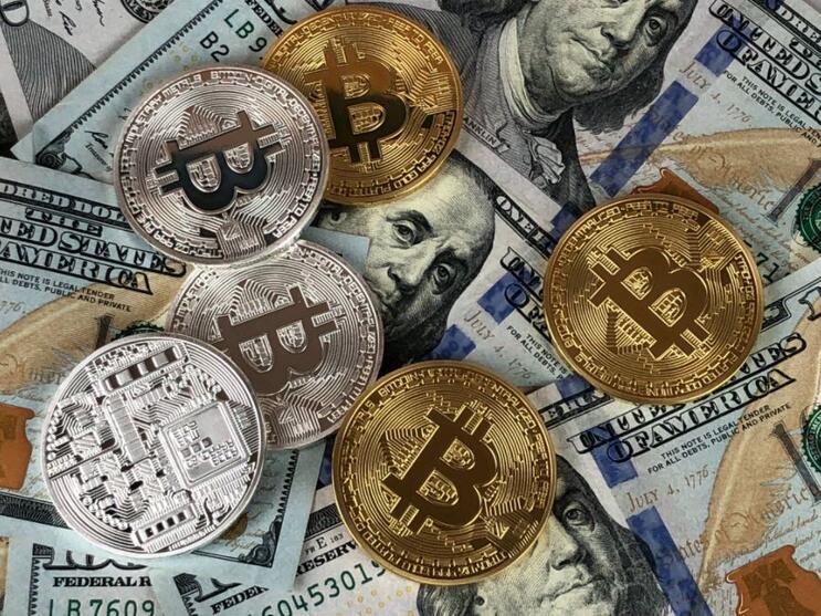 تراجع #بتكوين يدفع سوق العملات الرقمية لخسارة نحو 200 مليار$ في 24 ساعة فقط!

-بتكوين انخفضت اليوم بنحو 12% عن اليوم السابق وكانت في طريقها لتسجيل أكبر هبوط ليوم واحد منذ مارس

-القيمة السوقية لسوق العملات المشفرة بلغت 880 مليار$ صباح اليوم، بانخفاض 1.08 تريليون$ عن اليوم السابق