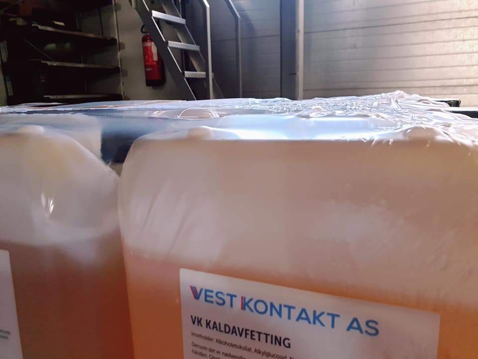 ETollaksvik's tweet photo. En veldig fin start på året, da 4 offshore installasjoner fikk levert VK Kaldavfetting fra Vest Kontakt første uken i 2021 😃

#VestKontakt #Kaldavfetting #rengjøring #offshore #maritime https://t.co/0w8tdiOTx5