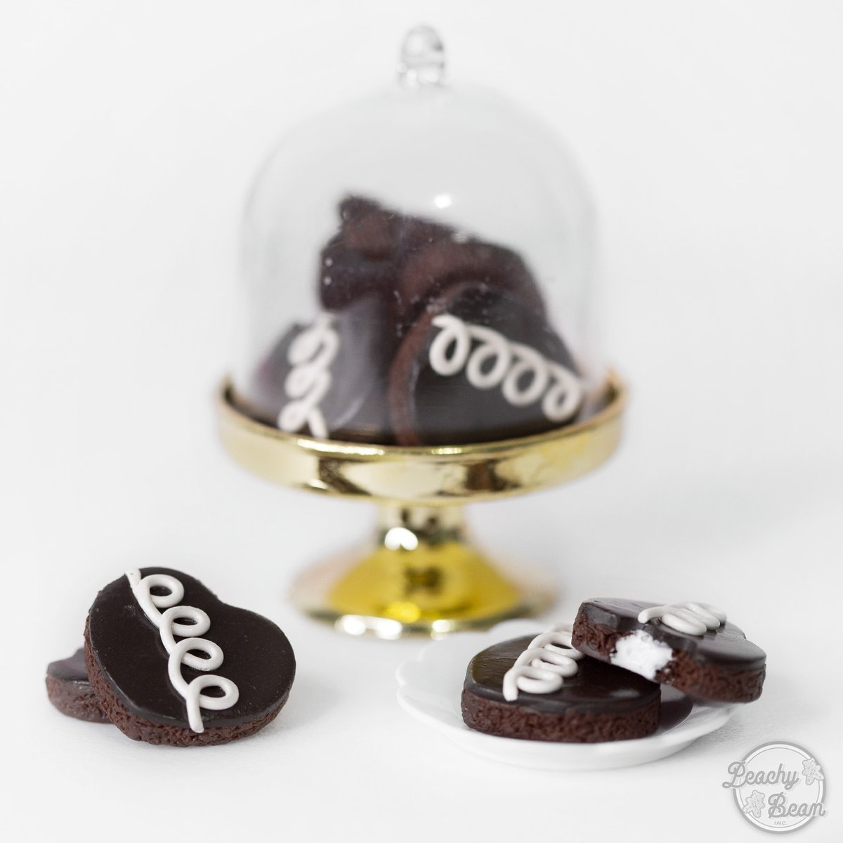 PeachyBeanInc's tweet photo. Sometimes I have just as much fun experimenting with product photos as I do making the earrings. These chocolate heart cupcake earrings were a prime example. We are pre-releasing 2 pairs of these earrings tonight. https://t.co/hz4pd3v7h1
#foodjewelry #miniaturefoodart #mommabean https://t.co/UVJvatSqxc