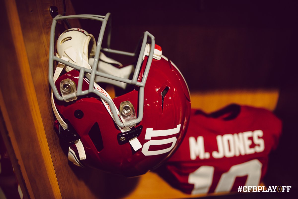 CFBPlayoff's tweet photo. The Crimson Tide rollin’ with these unis tonight. 

@AlabamaFTBL x #RollTide https://t.co/CWykbiYWYI