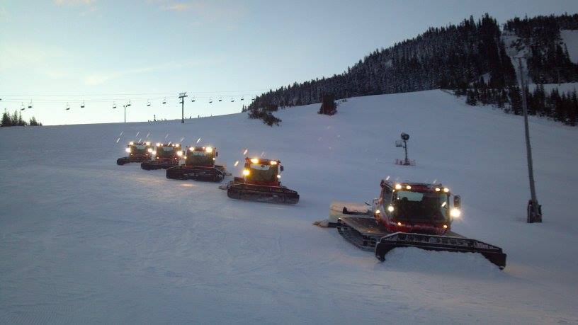 SnowOpsMag's tweet photo. Hope everyone's Monday has been great! Wanted to share this great #Teamwork shot from Justin Tornow. Thank you Justin!
Have a great week everyone! #MondayMotivation #Dreamwork #SnowGrooming #SnowGroomers #GroomerTeam #SkiResort #SkiAreas #ResortLife #SnowFun #SnowFunAtAll https://t.co/MVysCJYFzf