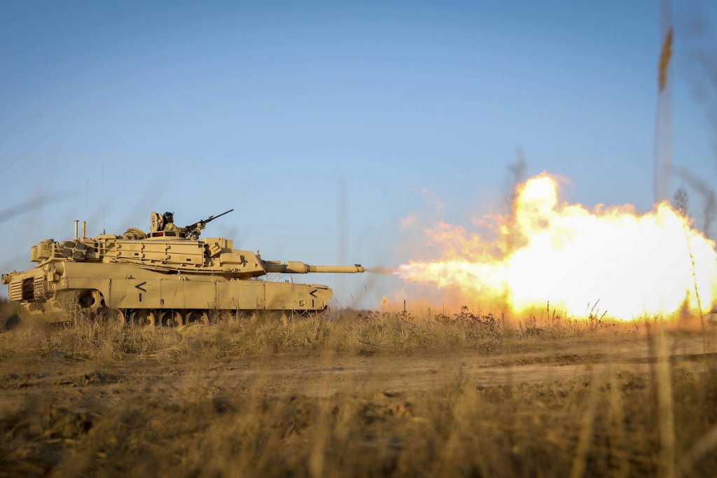 USArmy's tweet image. Allied to win! 💥 

An Army M1 Abrams tank fires during live-fire training at Pabrade Training Area, Lithuania, Dec. 10, 2020. 

#PicOfTheDay | #Partnerships

📸 by Sgt. Alexandra Shea