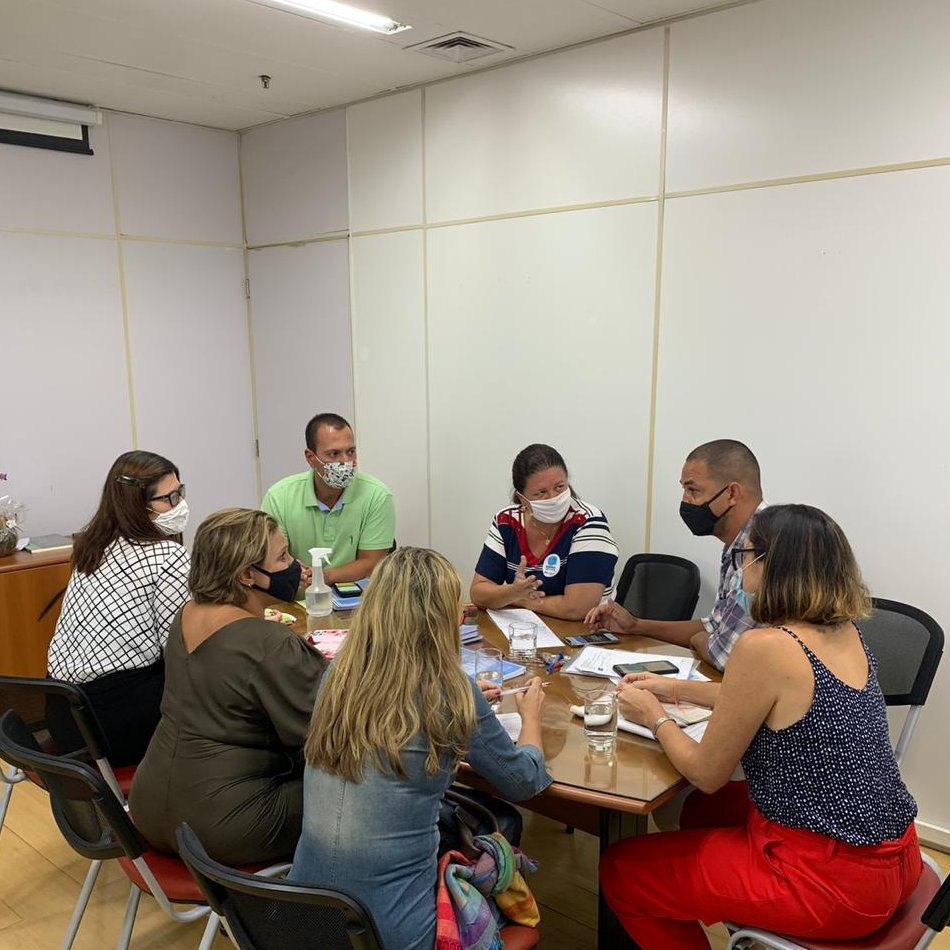 rjlauracarneiro's tweet photo. Mais uma reunião de trabalho hoje, com a presidente da Fundação Leão XIII, Andréia Baptista.
#lauracarneiro #smasdh #assistenciasocial https://t.co/FiXfxQscVt