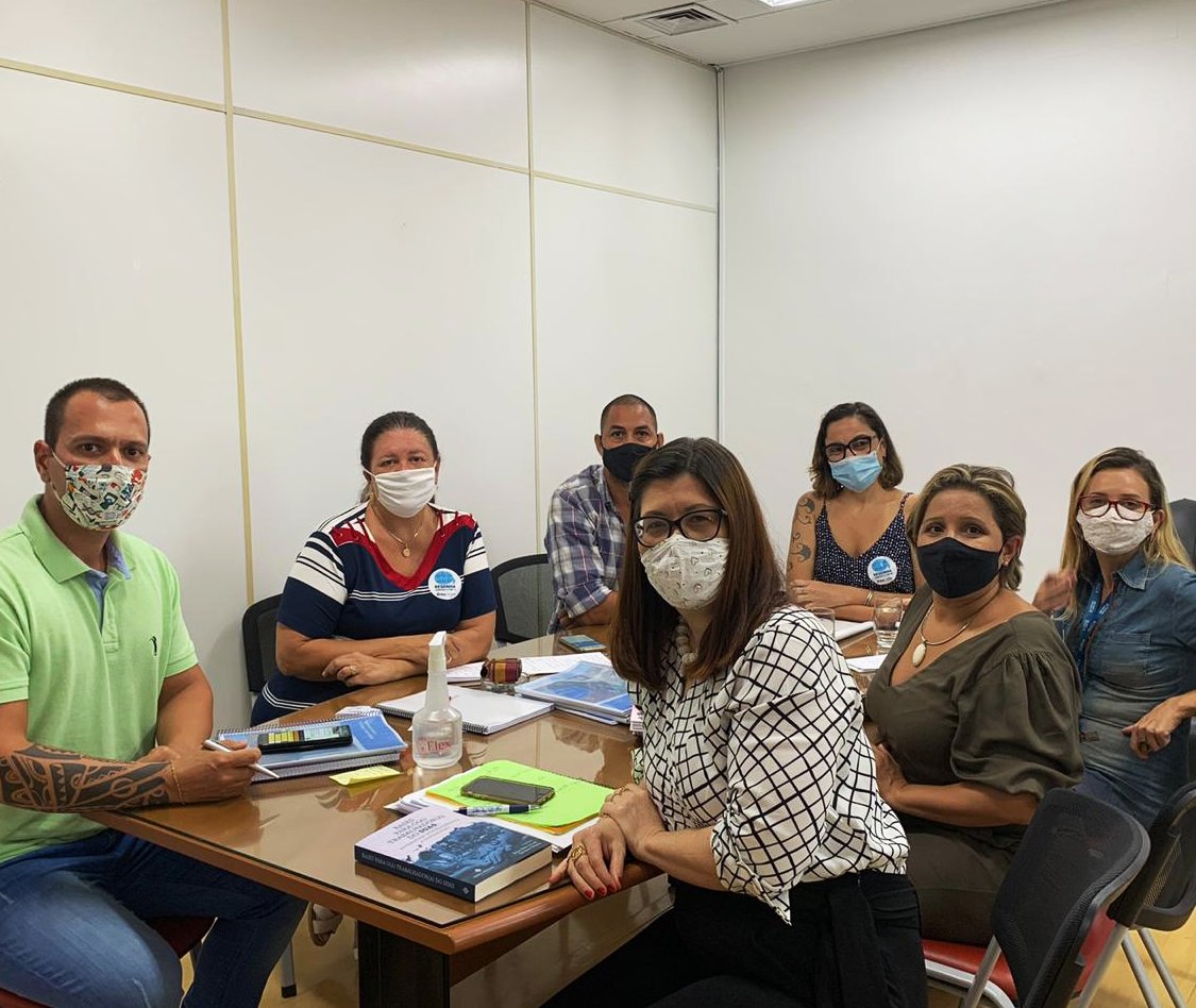 rjlauracarneiro's tweet photo. Mais uma reunião de trabalho hoje, com a presidente da Fundação Leão XIII, Andréia Baptista.
#lauracarneiro #smasdh #assistenciasocial https://t.co/FiXfxQscVt