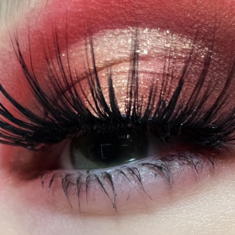 jesslipmakeup's tweet photo. Valentine’s Day is approaching 🥰

#makeup #eyeshadow #pink #valentine #ValentinesDay #glitter #ChampagneGold #lashes #pinkeyeshadow #morphe #beauty #beautybay https://t.co/OnJJzQtrZb