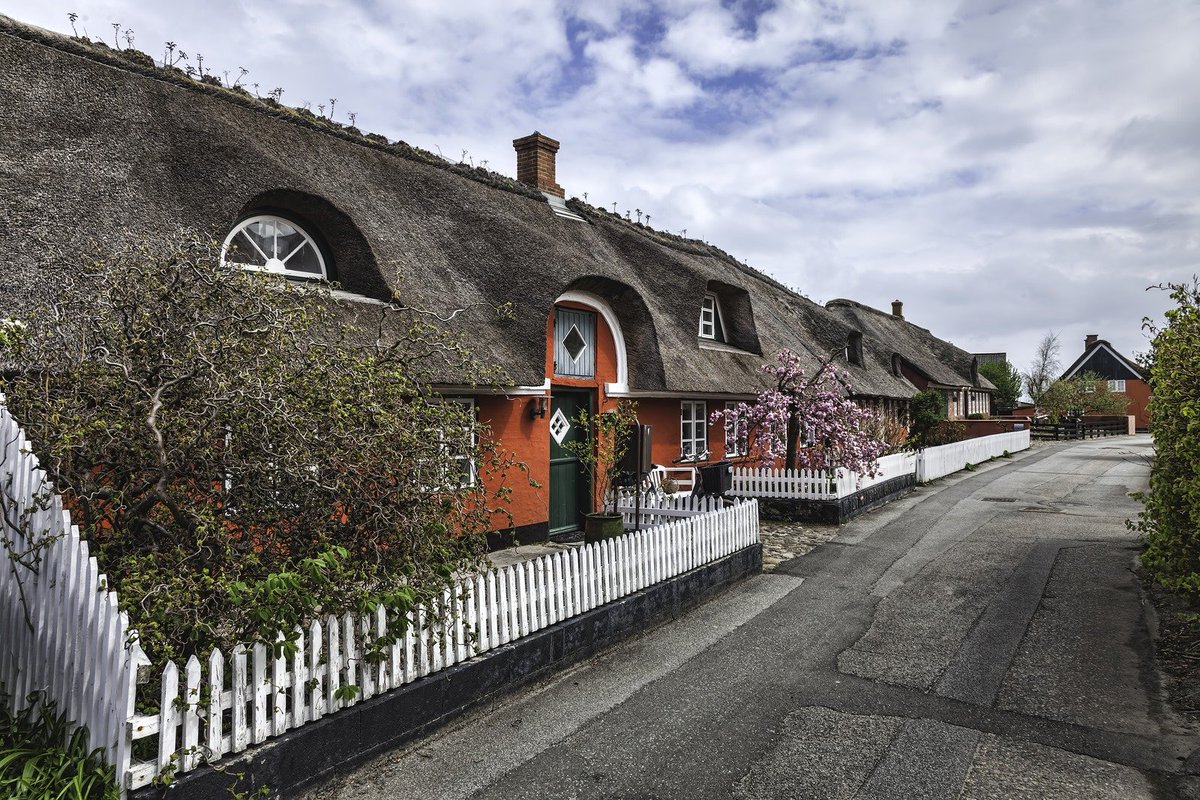 MyMMVacation's tweet photo. Almost looks like a hobbit town in New Zealand or a quaint village in the UK, but no. It's Nordby on lovely Fanoe Island in Denmark. https://t.co/dSMkK0ZbGN
