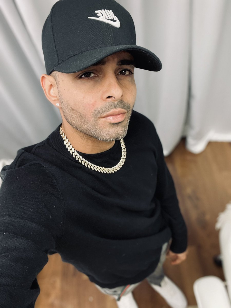 Me envió un mensaje de texto, que le hago falta y que me extraña yo ni le contesto🎶... Dense su lugar, o no? 👀