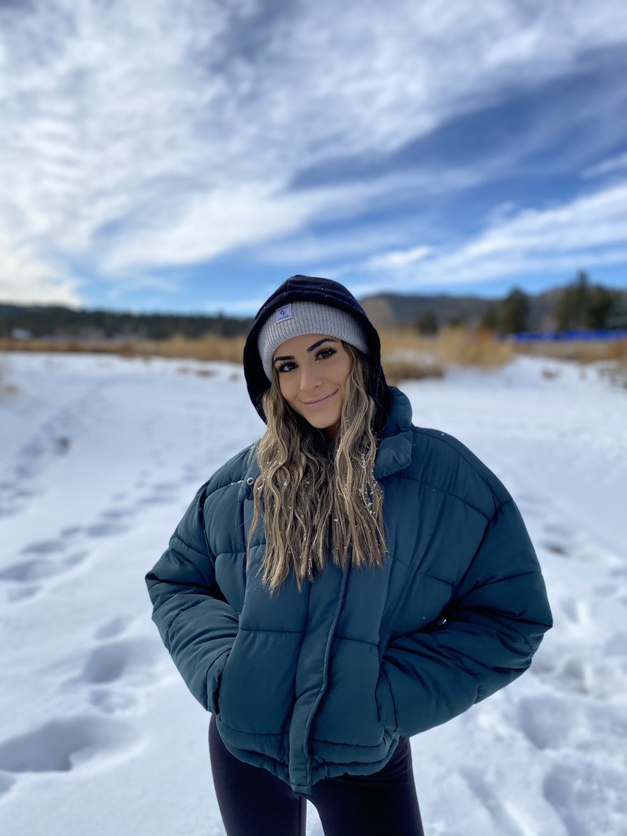 selenadagher1's tweet photo. obsessed with the snow https://t.co/rkjrj0YoF6