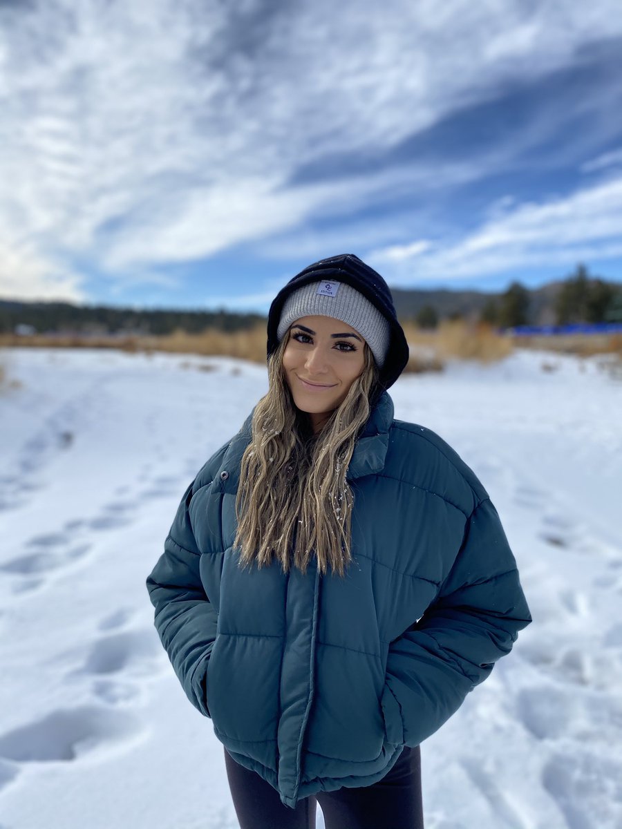selenadagher1's tweet photo. obsessed with the snow https://t.co/rkjrj0YoF6