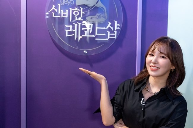 SWani0221's tweet photo. 신비한 레코드샵 #웬디 비하인드 컷 https://t.co/W7shC5Uujt