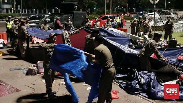 JikwaZeth's tweet photo. 13,FEB,2019 sampai sekarang tinggal janji.
Jauh-jauh dari Papua Timur+62, inap di depan istana 9hari bertemu presiden +62, di tangkap polisi. 
ada apa dgn orang Papua, ada apa dgn freeport @jokowi @DPR_RI  @KomnasHAM  #korbanphkilegalfreeport https://t.co/7xcXrN1X3m