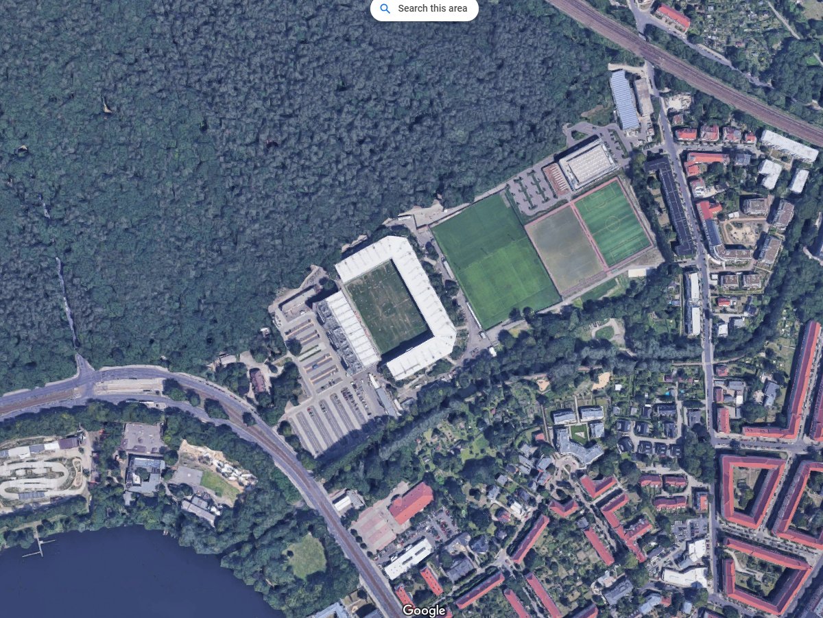 In the US these areas just sit empty, next to noisy highways. In Germany, they're next to a forest!Tennessee Titans (left) vs Union Berlin (right)