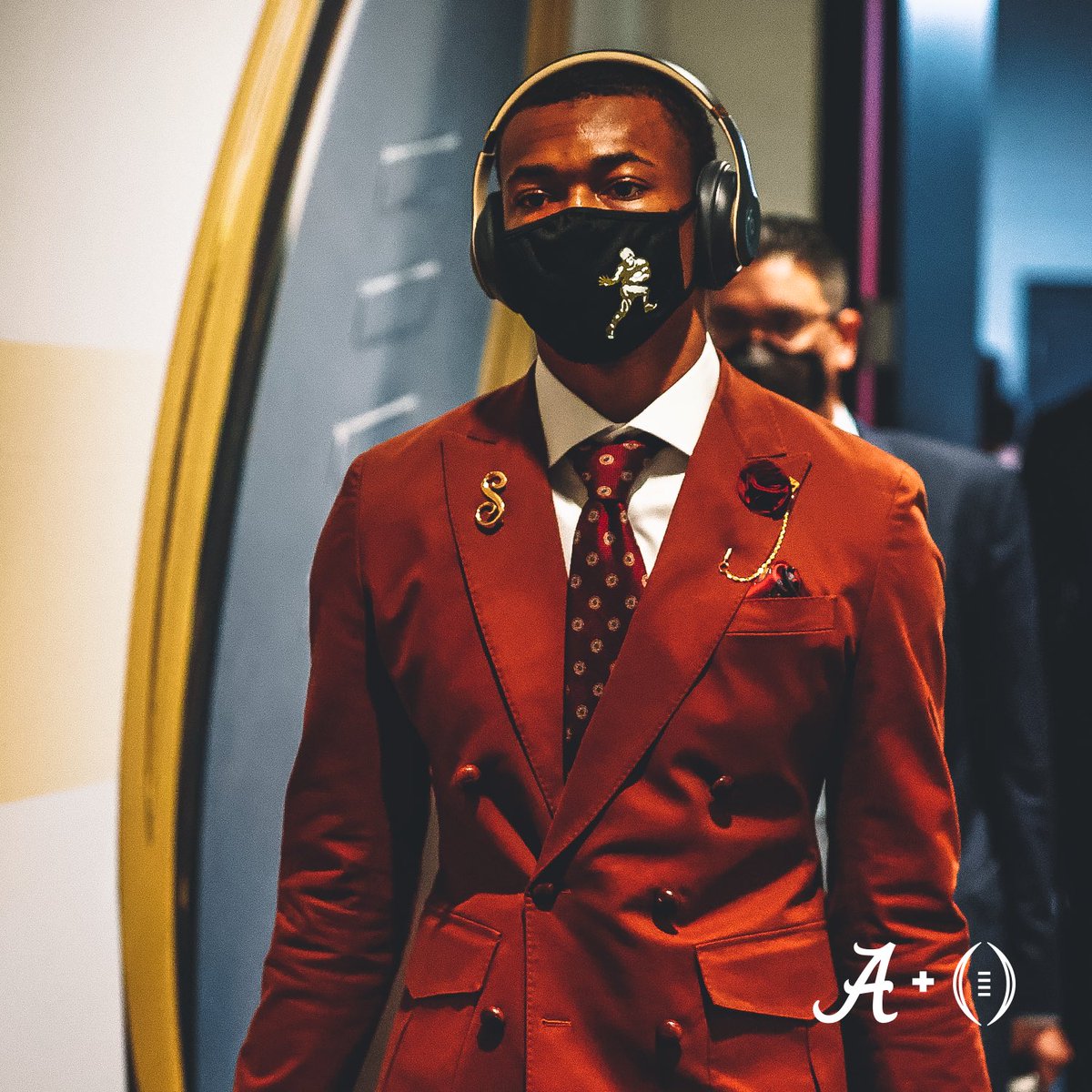 espn's tweet photo. The Heisman Trophy winner has arrived for the #NationalChampionship 

(via @AlabamaFTBL) 
https://t.co/1xtneutV7e