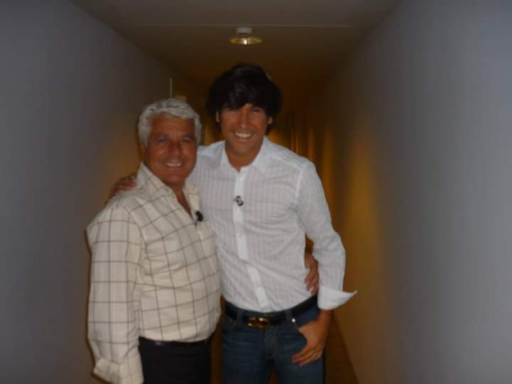 Un pedazo de artista al que admiramos desde el primer día, no hay un solo día que no se escuche su voz en casa, GRANDE <a href="/manuellombo/">Manuel Lombo Oficial</a>