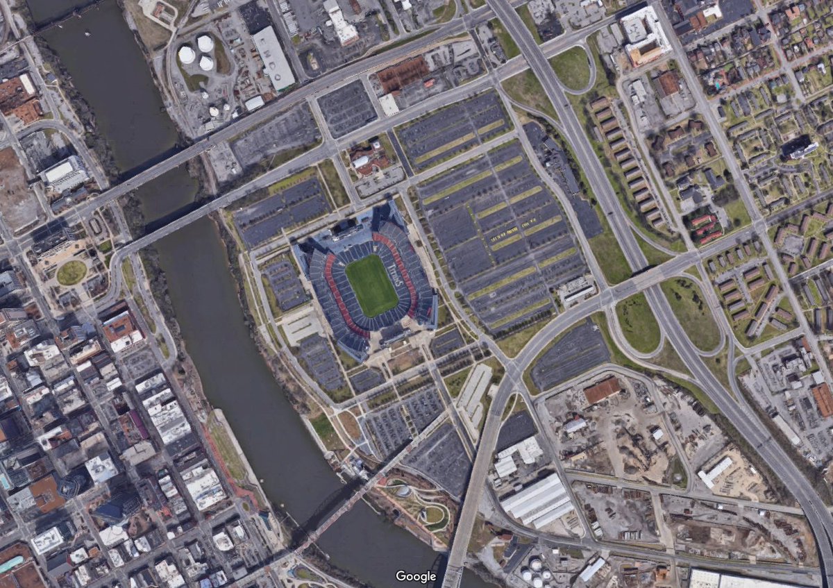 In the US these areas just sit empty, next to noisy highways. In Germany, they're next to a forest!Tennessee Titans (left) vs Union Berlin (right)