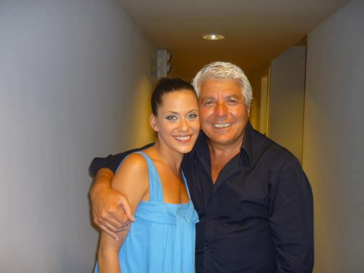 Se ha metido a todo el mundo en el bolsillo, ella como su hermano, con solo su presencia llena la pantalla, no todo el mundo te saca una sonrisa con solo verla
<a href="/marialeon/">Maria Leon</a>