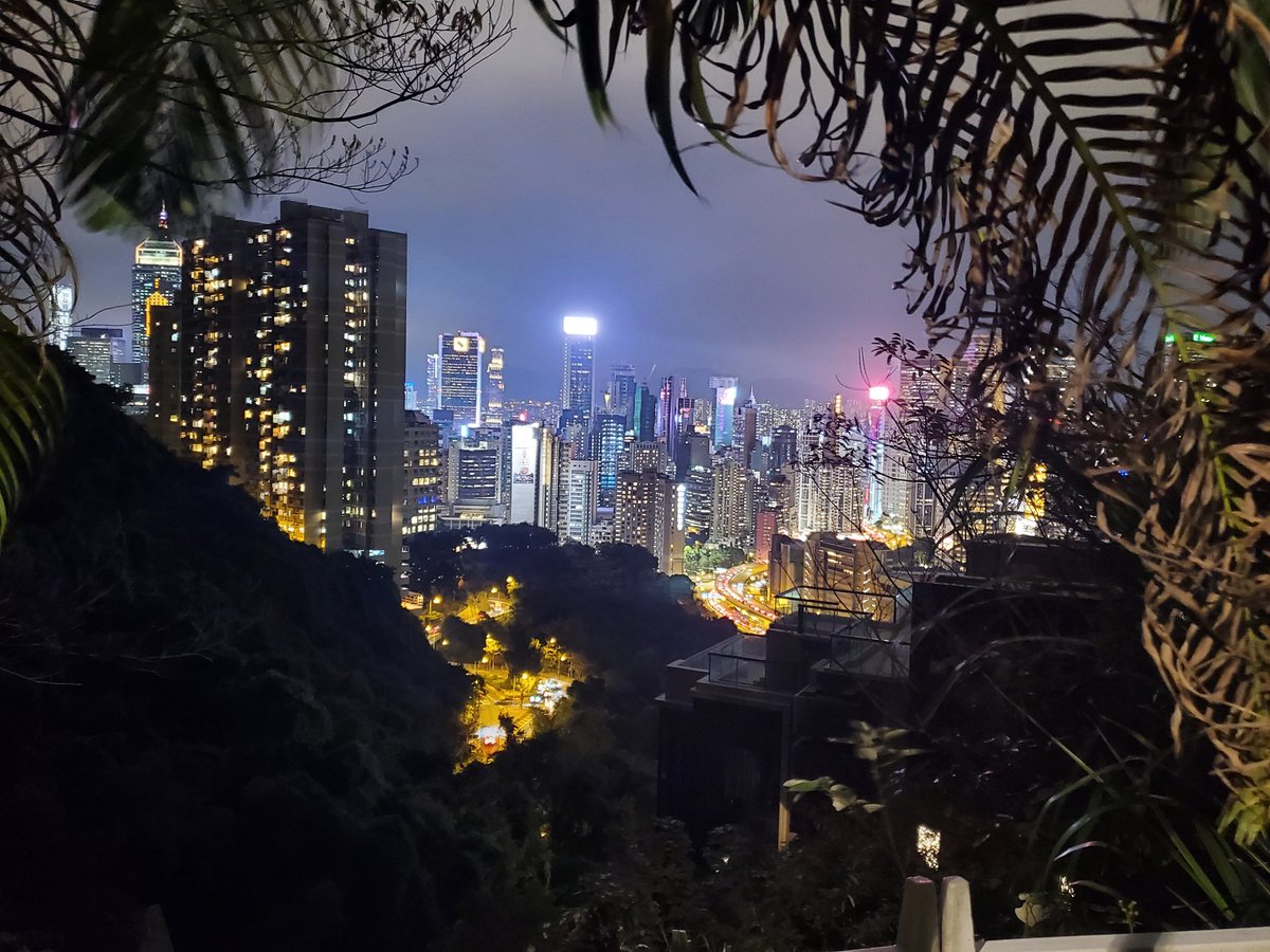 PhillyBrasco's tweet photo. The evening trek home #HongKong https://t.co/xJ2oLDngR6