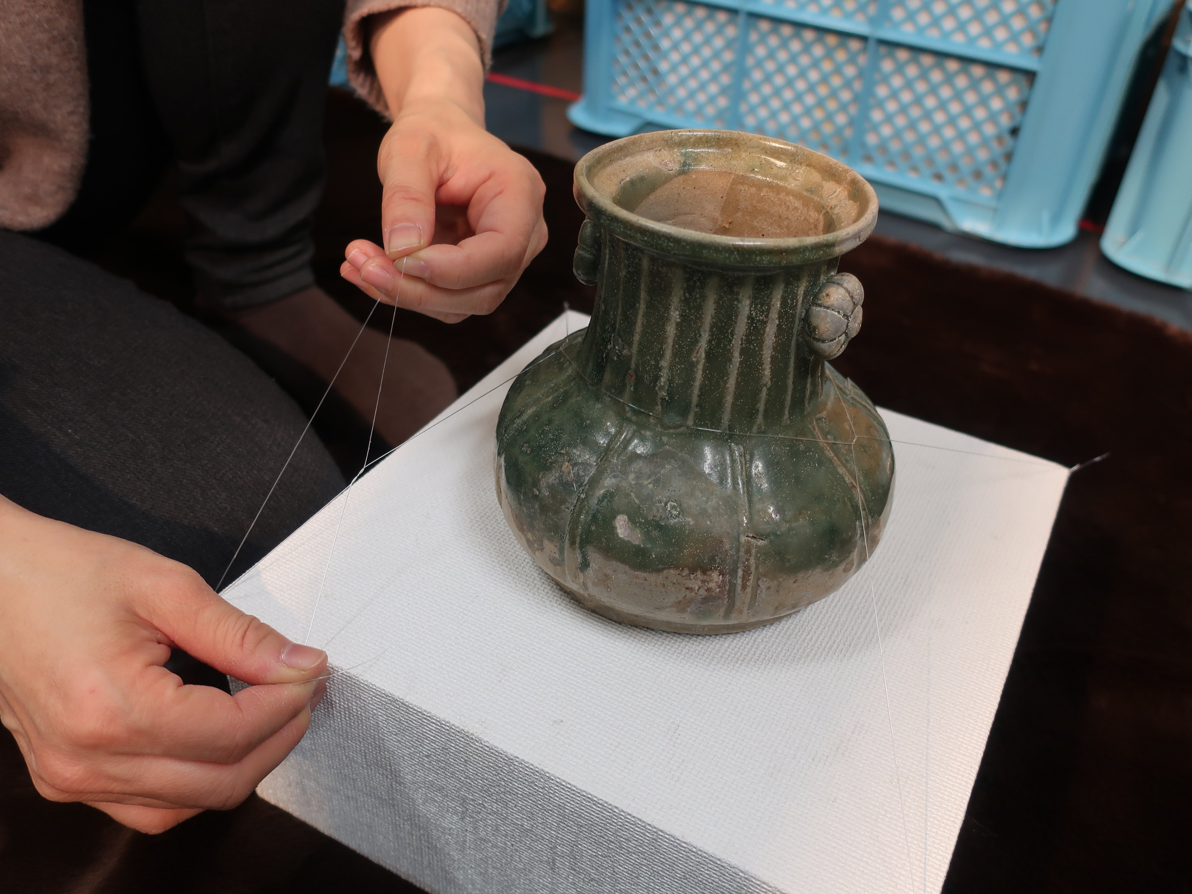 多治見市文化財保護センター 企画展 信長朱印状と陶祖の窯 の準備中です 転倒防止のため 総織部花瓶 多治見市教育委員会所蔵 をテグスで固定しています 岐阜県 多治見市 信長 朱印状 T Co S32uz9ytez Twitter