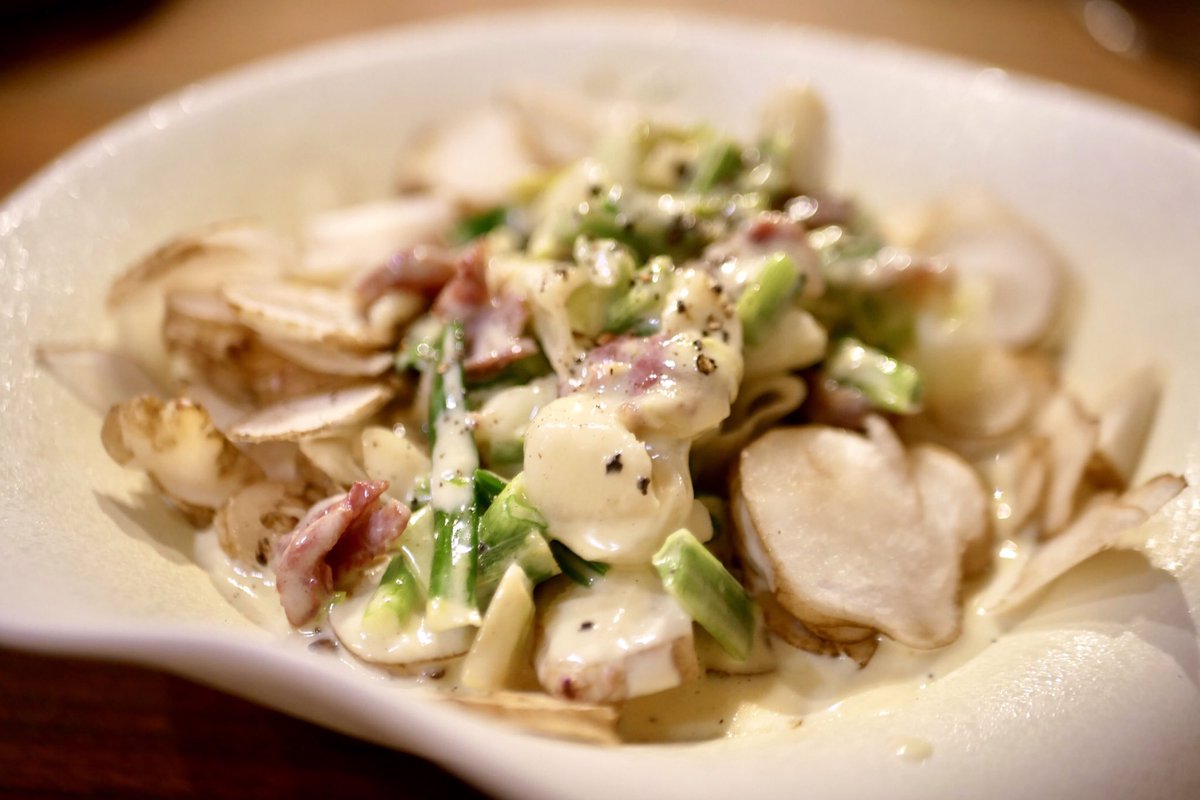 HikaruruKitchen's tweet photo. 菊芋のクリームソースサラダ / Jerusalem artichoke cream sauce salad

生クリーム、サラミ、ニンニク、万能ネギでクリームソースをつくり、スライスした菊芋にかけてサラダに🥗

#菊芋 #キクイモ #サラダ #生クリーム #jerusalemartichoke #salad
#料理 #おうちごはん #cooking #stayhome https://t.co/yXIIDqWQoQ