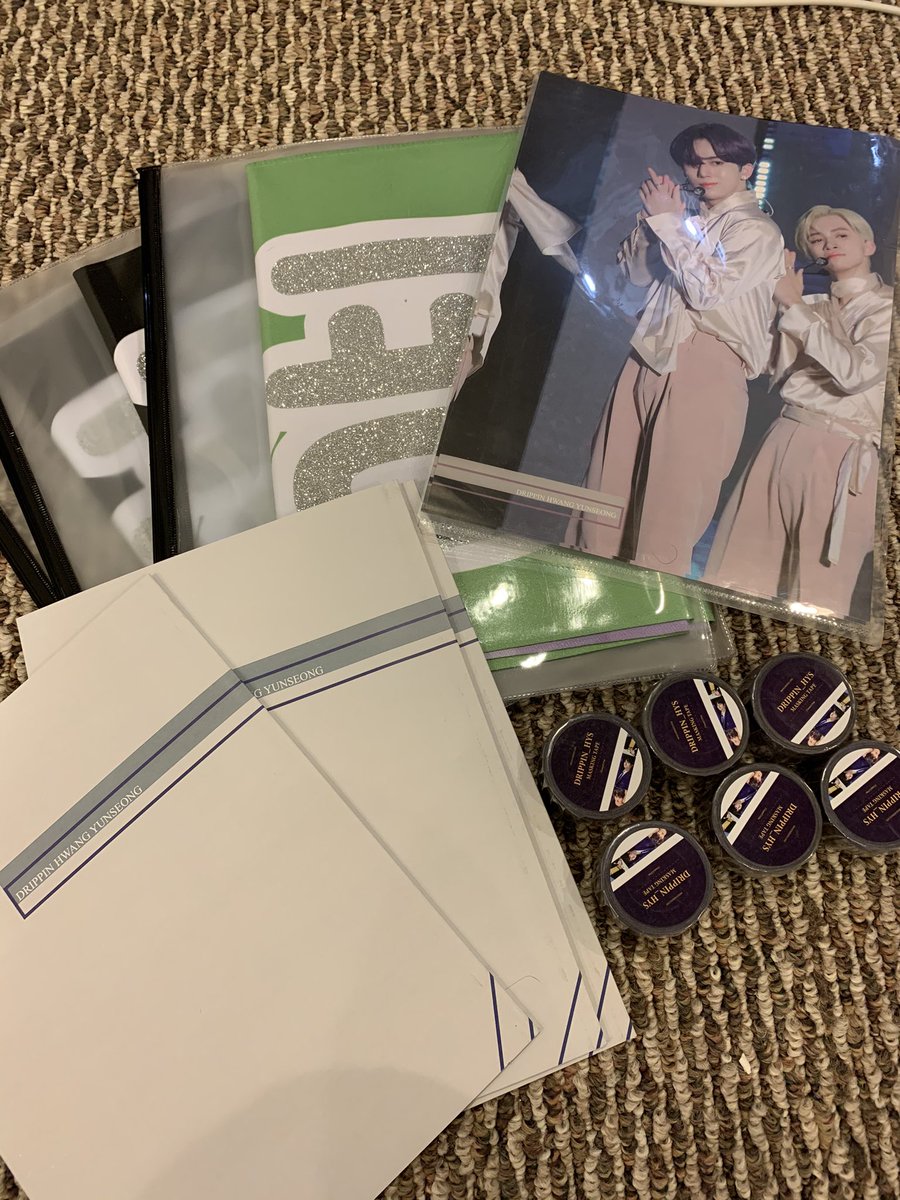 jangstarGOs's tweet photo. DRIPPIN YAHHH

thank you @001030dotcom for the yunseong goods and your flexibility! i flipped through thr booklet a bit and he is very gorgeous 👁👁 https://t.co/S5MEIZJDVh