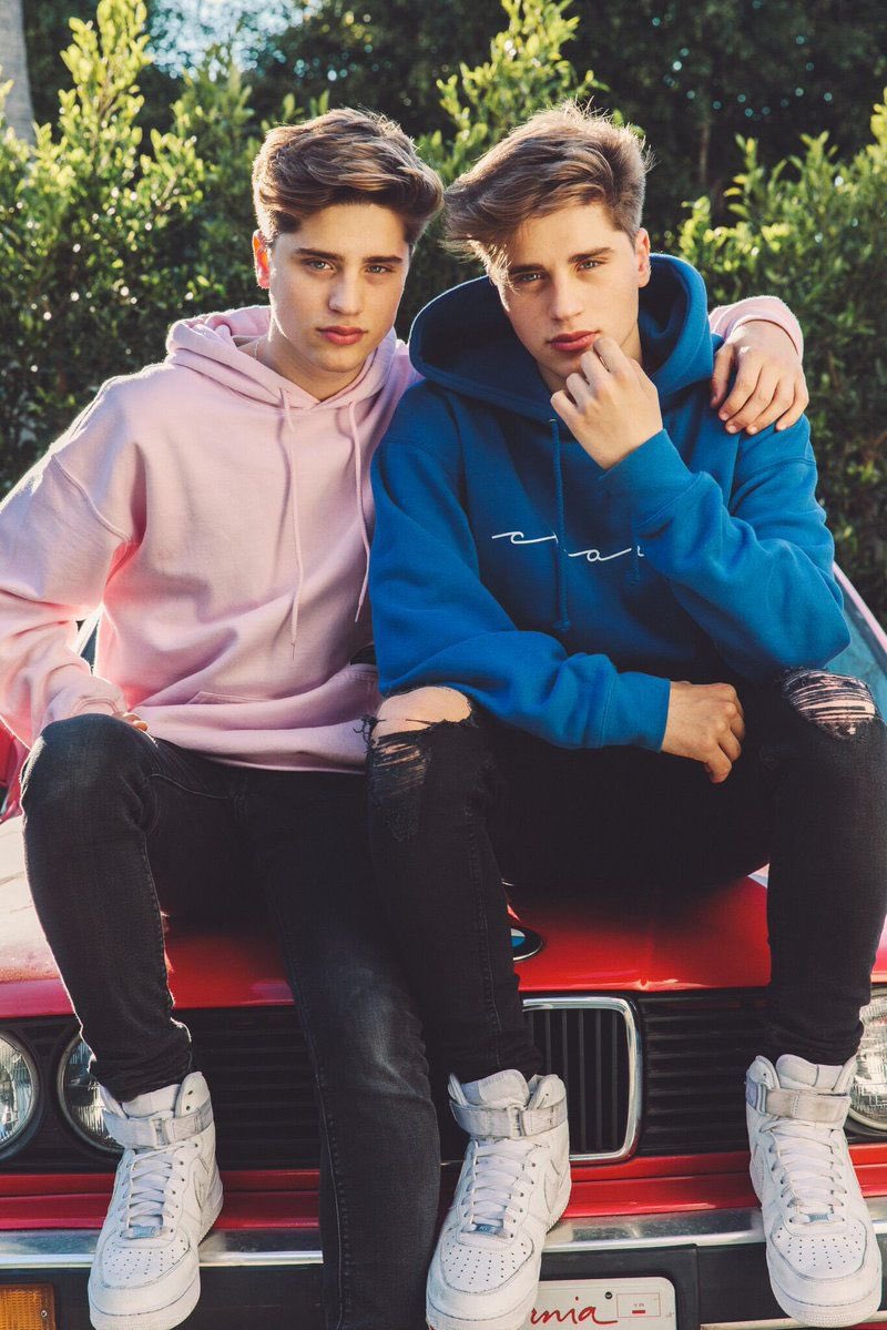 cons_andreanm's tweet photo. Hola,Soy Coni tengo 23 años,Soy Chilena🇨🇱y hace dos hermosos años que soy parte de este  fandom🤍🤍 Si necesitan algo no duden en hablarme por dm LOS AMO!!!#selfieformartineztwins https://t.co/dFjnbn1ved