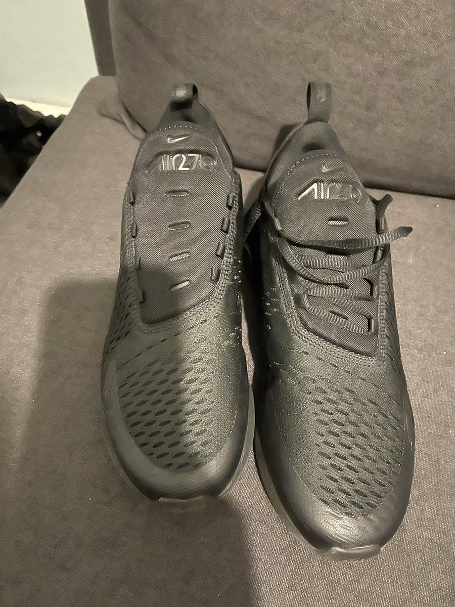 alequinl77's tweet photo. Can anybody tell the difference between my Nike Air270? Give you a hint look below. Just got them, pulling them snug and pop went the laces thanks @Nike @finishline https://t.co/Yl8NtaKJRA