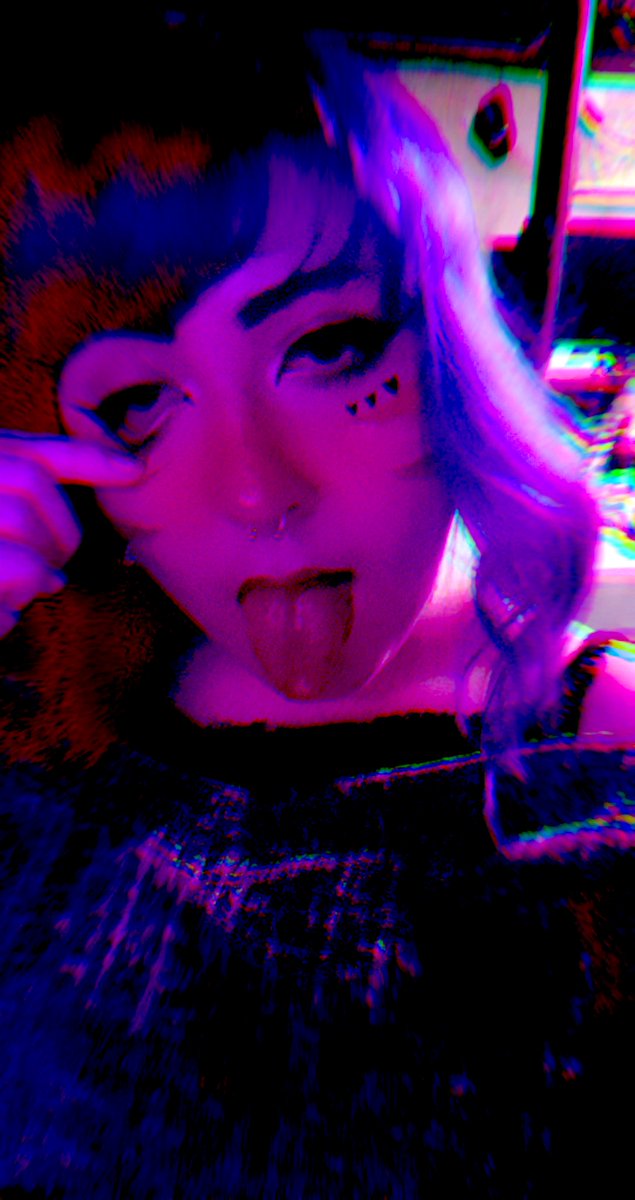 PastelWolf5612's tweet photo. Did something cool with my makeup I love it 🥰 https://t.co/gAvqV9B3RY