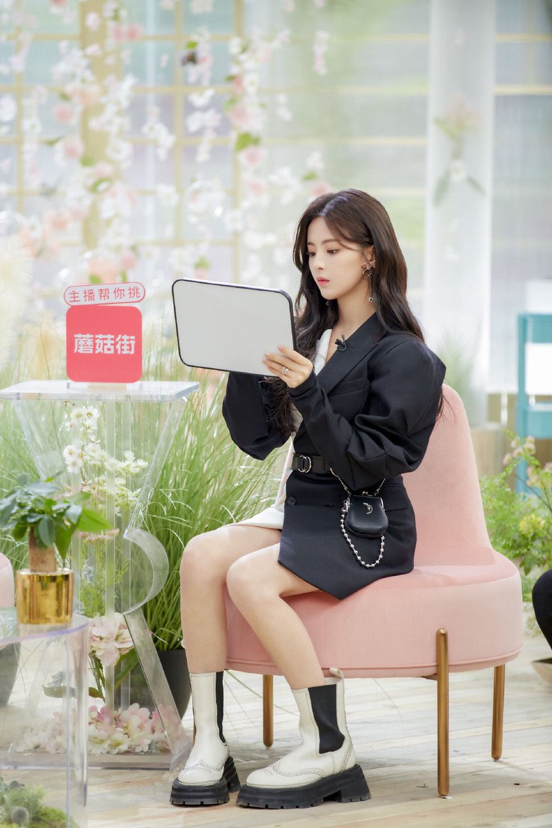 chaoyuefocus's tweet photo. 210111 — YCY studio weibo update for beauty小姐
#杨超越 #火箭少女101 #YangChaoyue #Rocketgirls101 https://t.co/rZ2LvXHmn4