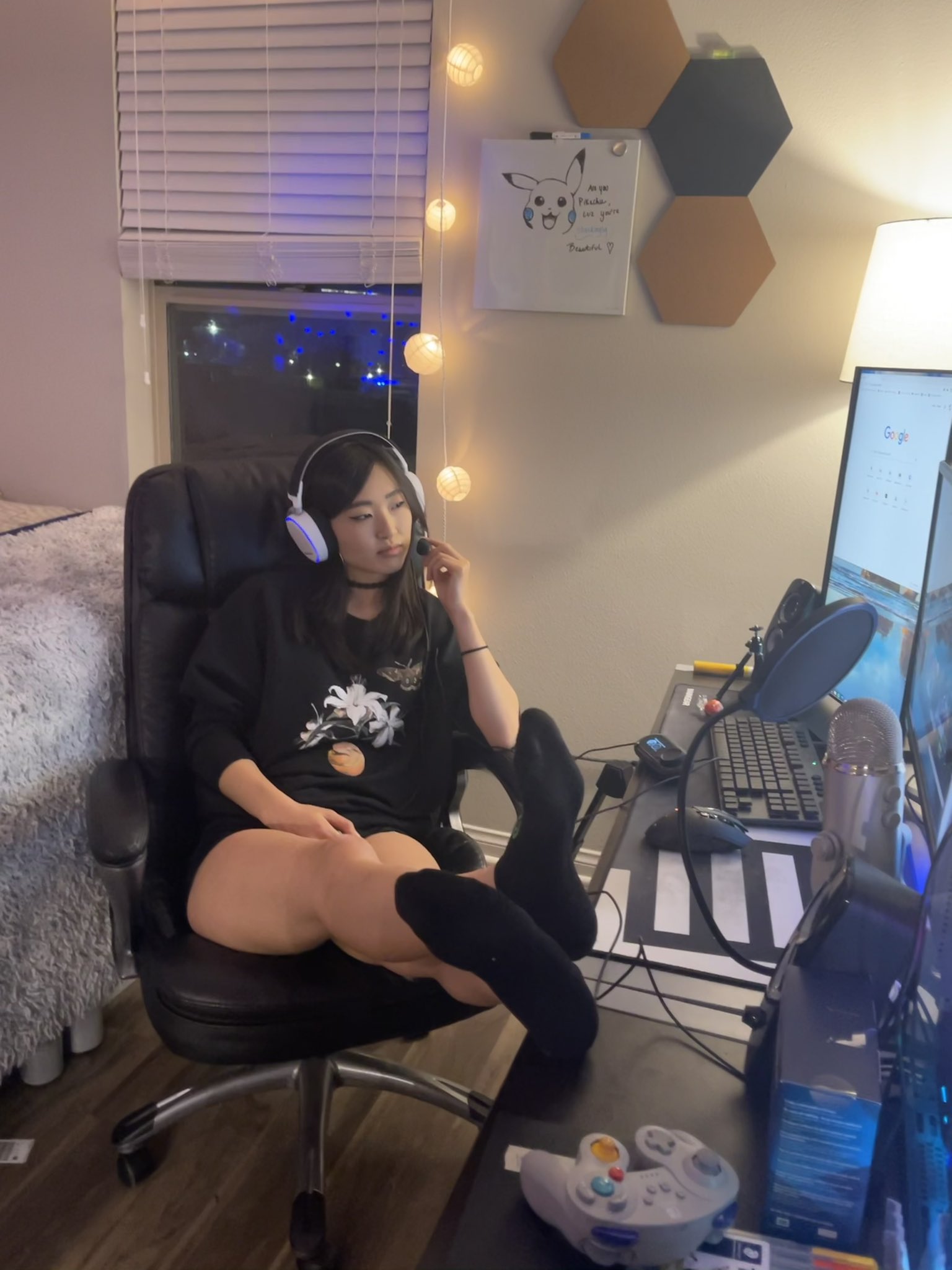 Emma ☁️ on Twitter: "POV: You walk into your room and I'm at your desk