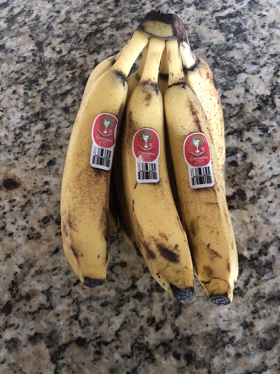 EmileeMoffatt's tweet photo. @Walmart this is the biggest grocery pickup fail I have ever had... saddest bunch of bananas that I have ever paid for. https://t.co/t15KRwgLSQ