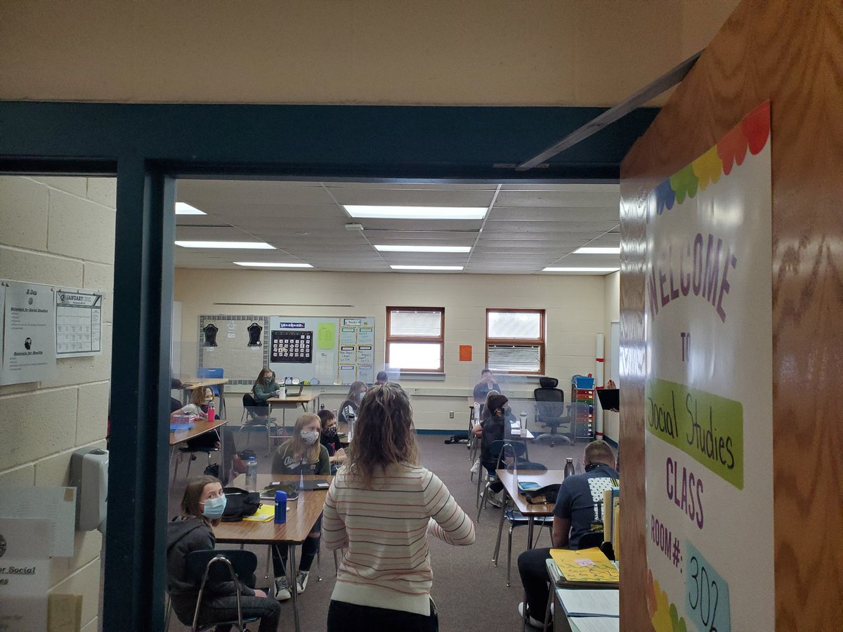 PManriquez_6's tweet photo. A great day at Pec as we welcomed students back into the building. A lot of excited staff and students. #PecPride https://t.co/ecg9wJtIIo