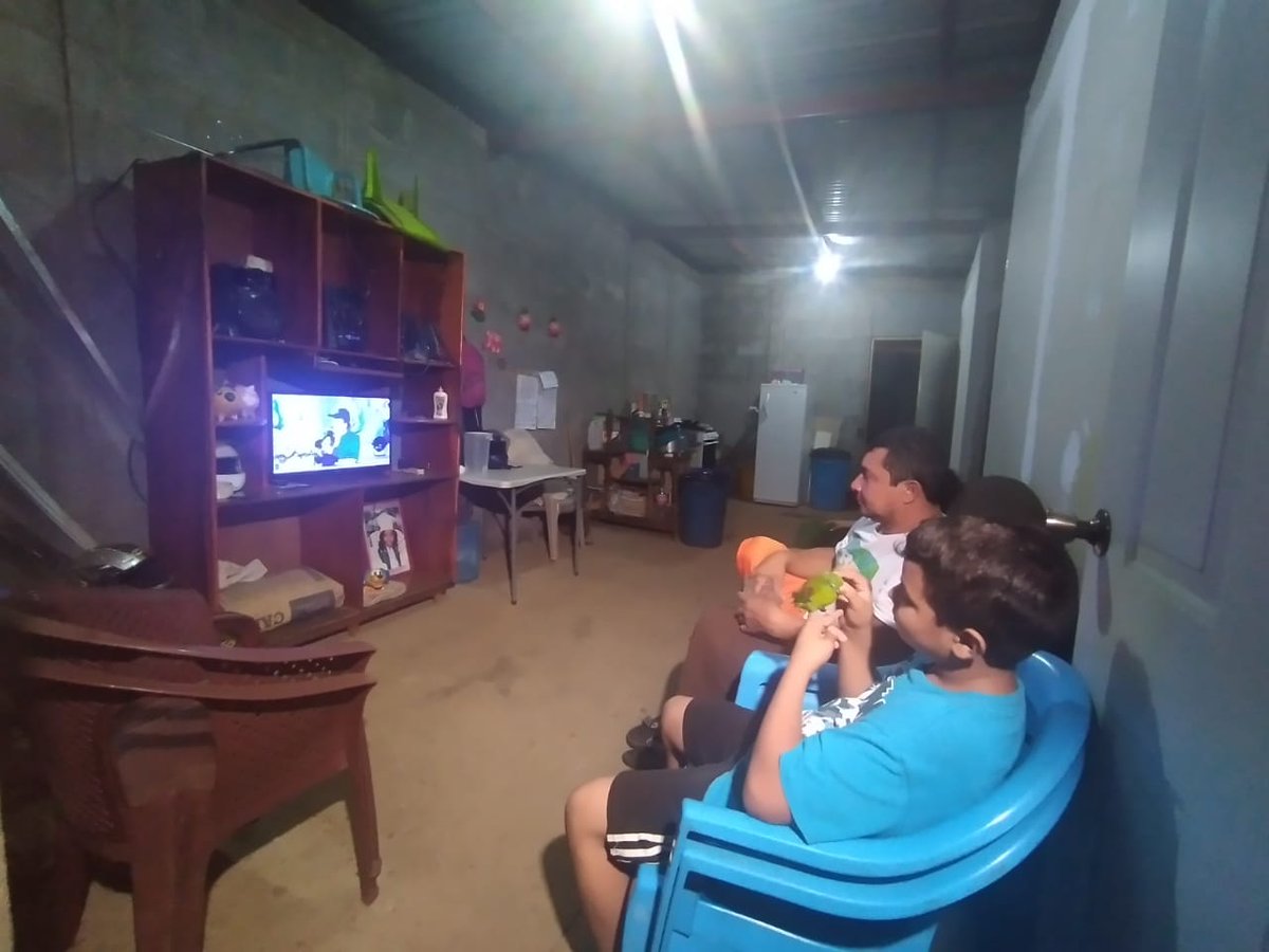 KarlaTorrez88's tweet photo. Familias nicaragüense atentos escuchando el mensaje del Comandante Daniel Ortega.

#UnidosEnVictorias 
#2021EsperanzasVictoriosas https://t.co/uUhBD7XBWq