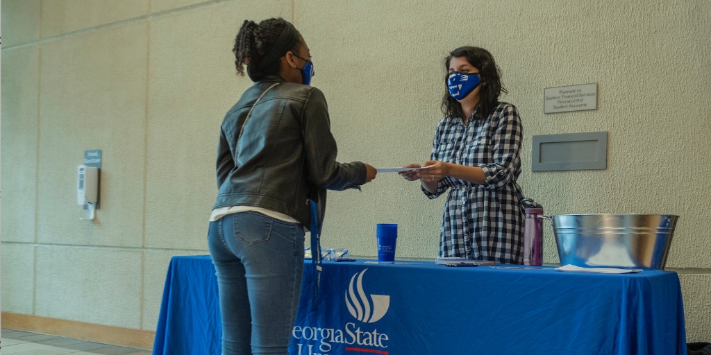 GeorgiaStateU's tweet photo. We hope you had a great first day back, Panthers! Don't forget you can pick up your two free masks on any campus at the Ask Me Booths! #TheStateWay #GSUAhead #GSUMaskUp https://t.co/ahONTuoMr3