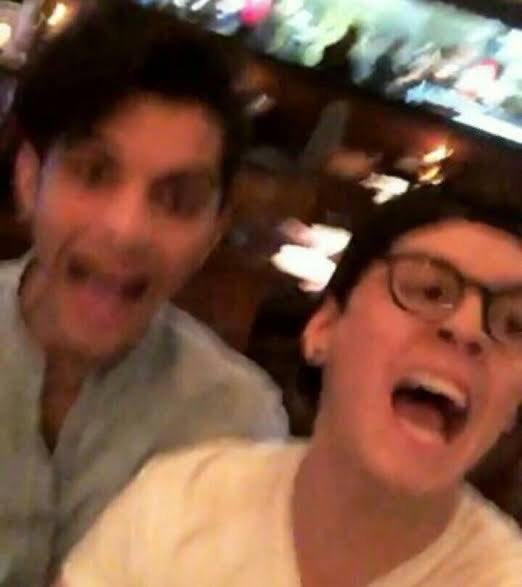 zabbrawny's tweet photo. Todo el fandom después de ver que Joel se tatuó la mano https://t.co/m7l1qmMgsY
