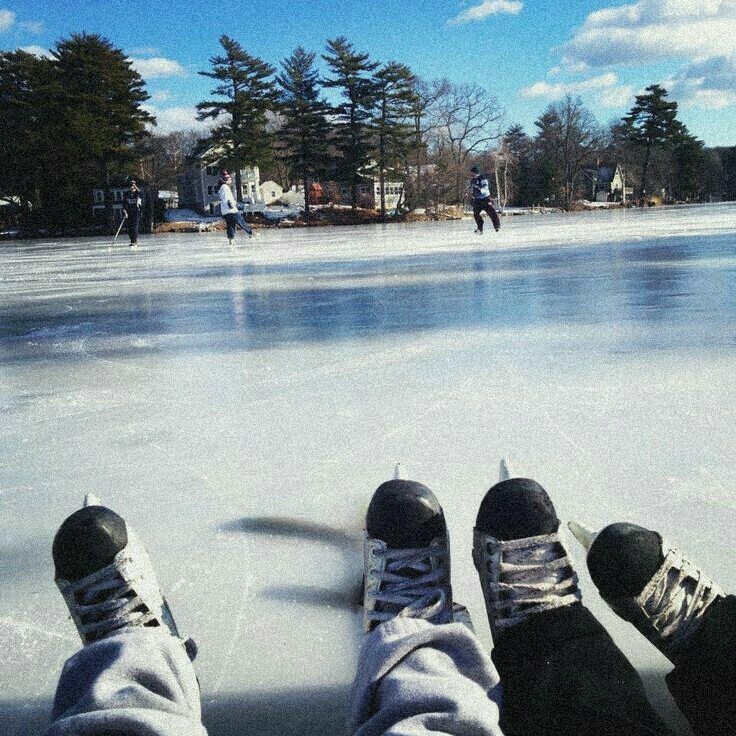 Enero 11

Aprendiendo a patinar, gracias por ser mi maestro <a href="/TaehyunTXT_B/">Taehyun</a> y gracias a mis abuelos por los patines. 

              —Via instagram —