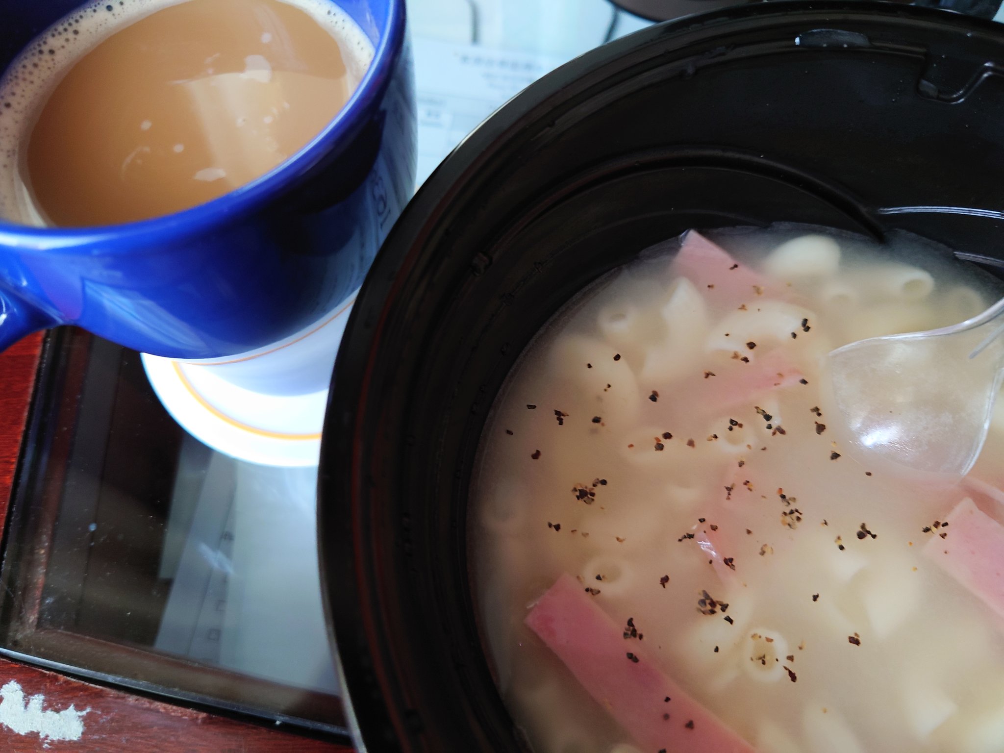 ふるまいよしこ On Twitter 20210112 朝食 火腿湯通粉 陽光橙汁 ハム入りスープマカロニ スープはたぶん昨日の出前一丁 と同じものだと思いますが ニンニクをしっかりきかせたチキンスープ 昨日の差し入れからミルクティーとミルクコーヒーを混ぜた香港特産の飲み物