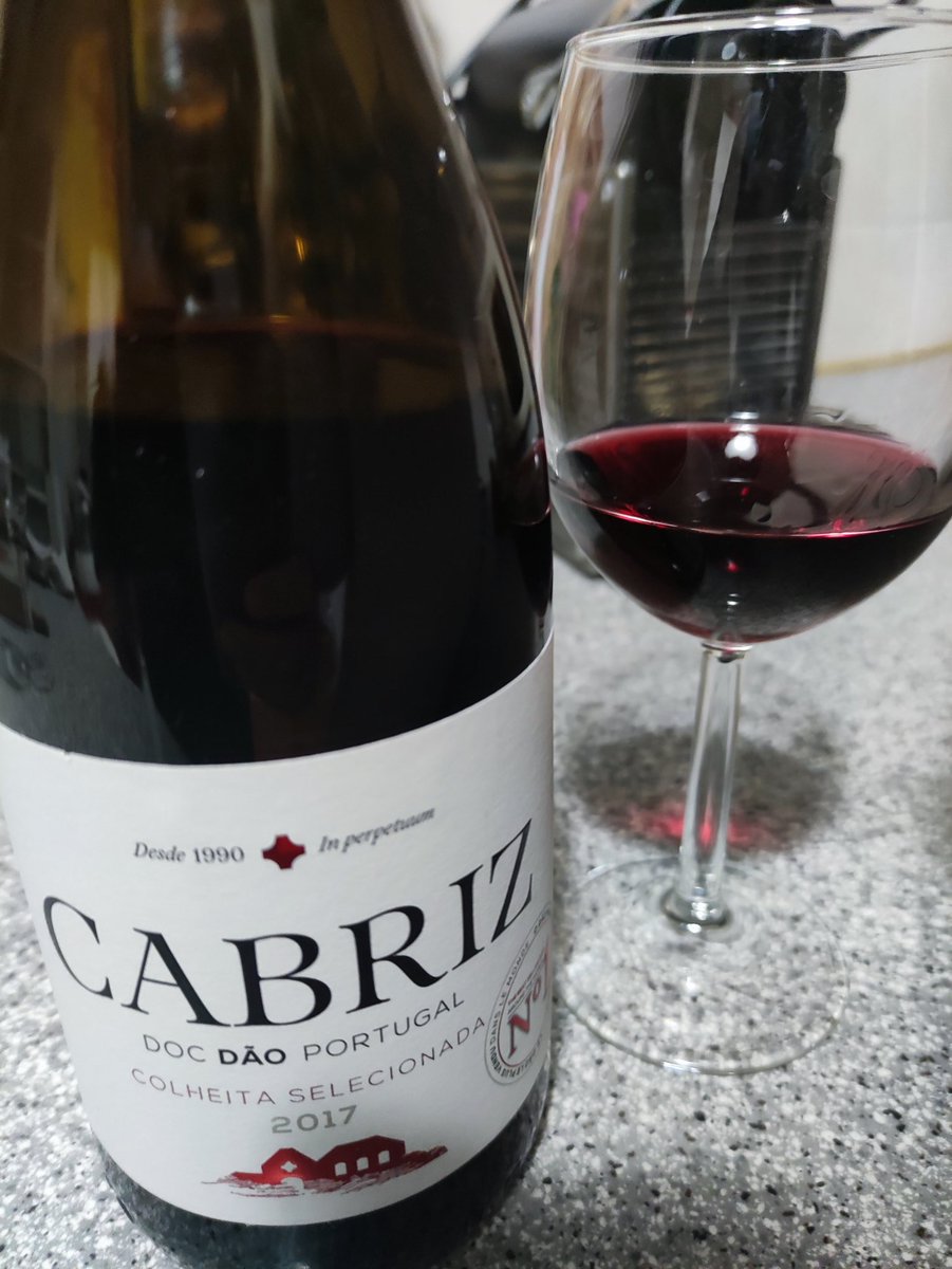 rpxguerreiro's tweet photo. @EberechiSZN Two years ago I started a weight loss journey. Initially it was to impress a girl who I always thought was into me but would be ashamed to be with me at my weight. I trained for 2 days until I found out she got a new boyfriend so I start drinking #Cabriz Red Wine! #safodatinto https://t.co/w2jM2PXuTx