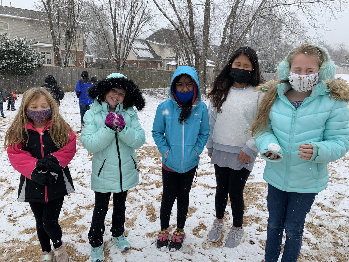 mjfleming5's tweet photo. These kiddos were so happy to enjoy the snow this morning!! ❄️❤️@TaraOaks_ES https://t.co/7Tu0xhrtCd