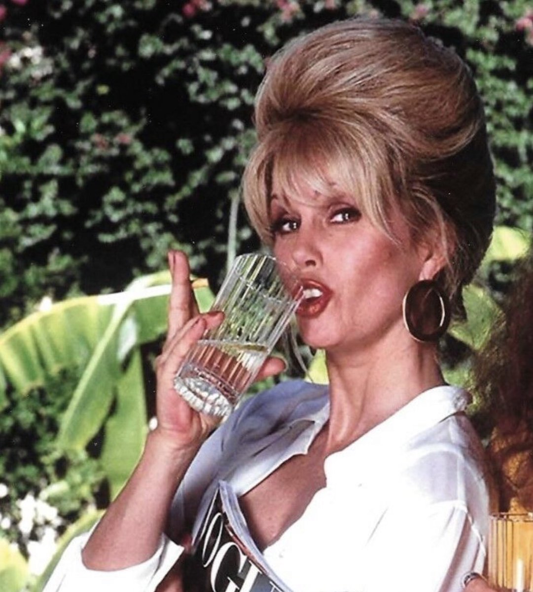 LumleyWorld's tweet photo. Lovely 💜 #JoannaLumley #AbFab #AbsolutelyFabulous #JenniferSaunders #PatsyStone https://t.co/zdyg0RYYHx