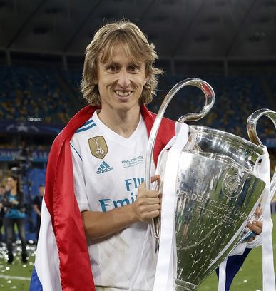 llceliall's tweet photo. mercedes milla y luca modric https://t.co/C9CkBfTSrI