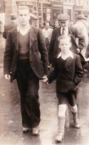 ManOnBridgeDoc's tweet image. One with my brother.. Submitted by Edward Denner (1952)