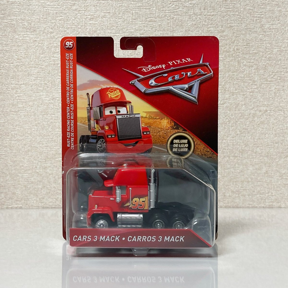 Hiro マテルの カーズ シリーズからマックィーンのトレーラーを引っ張ってるマック デラックスサイズ トレーラーも欲しいけど置く場所が無いんだよなあ トミカの方買おうかな 帽子を被ってるように見えるデザインも良いよね マックも好きな